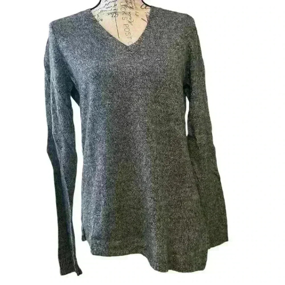 QUINN Cashmere V Neck Asymmetric Sweater Super soft 🩶🩶 - Picture 4 of 4